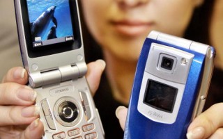 日本NTT DoCoMo电话公司新式手机 (Getty Images 2004-12-15)