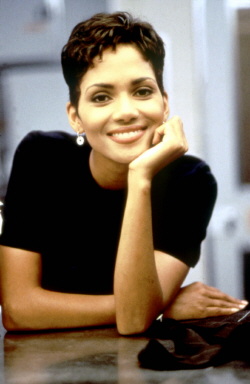 猫女 也遭歧视哈莉 贝瑞控诉种族歧视 大纪元