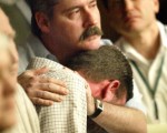 波士顿教区已被免去神父圣职的波尔肖利（Paul Shanley）性侵害案中受害人在法庭上气愤悲恨 (Getty Images 2005-2-7)