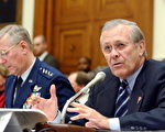 美國三軍聯合參謀長Gen. Richard Myers(左) 和國防部長Donald H. Rumsfeld 在國會山莊眾議院三軍部隊委員會(Armed Services Committee)聽證會上討論國防財政2006年預算。(AFP Photo 2005-2-16)