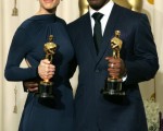 本屆影帝影后獲獎後，傑米福克斯（上圖右）和希拉蕊史旺的片酬差距非常大。(圖:Getty Images)