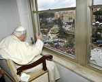 2005年3月6日,教宗若望保禄二世在医院与民众挥手致意。(图片来源：Getty Images)