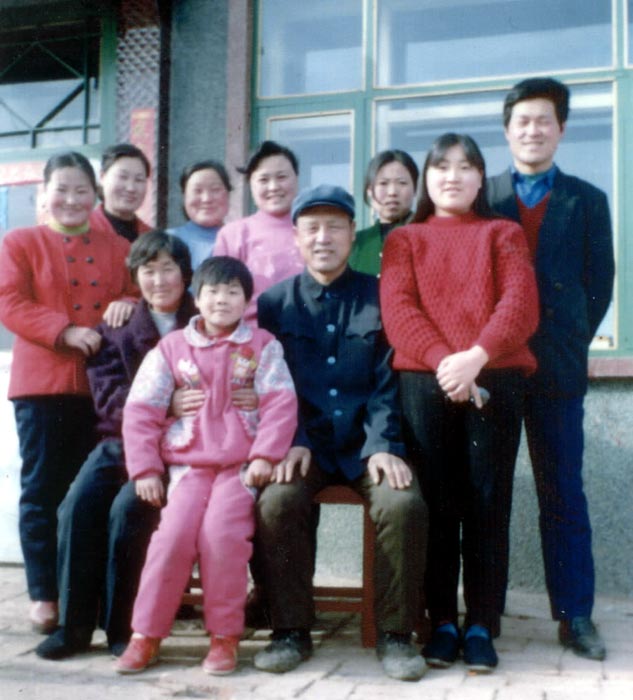 吉林省伊通縣一家十口,在當局高壓鎮壓法輪功下,只剩一12歲小女孫,其餘均被勞教、母親孫桂蘭被迫害致死。(明慧網)