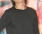 言承旭喝酒唱K至半夜 当街与一俊男摸脸道别