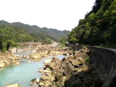 侯三公路沿基隆河岸而行 侯三公路沿基隆河岸而行