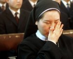 一个修女的哭泣--在北京南教堂由不承认教皇权威的中国官方天主教会举行的教皇追思会上 (AFP 2005年4月4日)