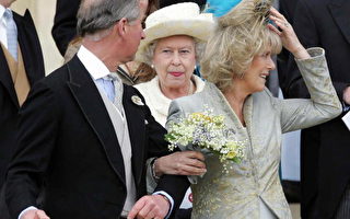在新兒媳賜福儀式上的英國女王