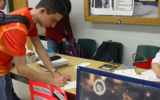 多伦多中学生为营救孤儿征求签名