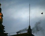 2005年4月18日,西斯汀禮拜堂的煙囪於晚間8點05分冒出黑煙,表示第一天選舉無結果。(AFP)