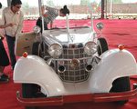 2005年5月2日， 在江北水城（山東聊城）旅遊文化節「2005水城之春汽車博覽會」上，兩輛外觀奇特的「老爺車」吸引了好奇的參觀者。 （大紀元）