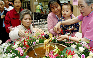 卫生署台北医院十一日在医院举行浴佛节活动，帮助病患及民众获得心灵上之平和及祈福。（台北医院提供）