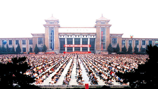 "六年前,中国主要城市每一个公园,每一片绿地都能看到法轮功学员的身影。图为东北法轮功学员的炼功场面。图片来源:明慧网</p