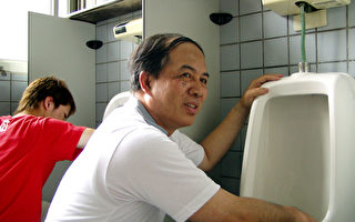 大學生和白領主管掃廁所體驗謙卑學習