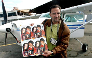 她被绑架3年 他空投7000张孩子照片
