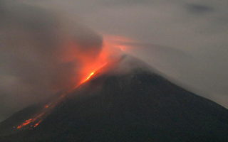 壮观！墨烈焰火山爆发灰柱三千米