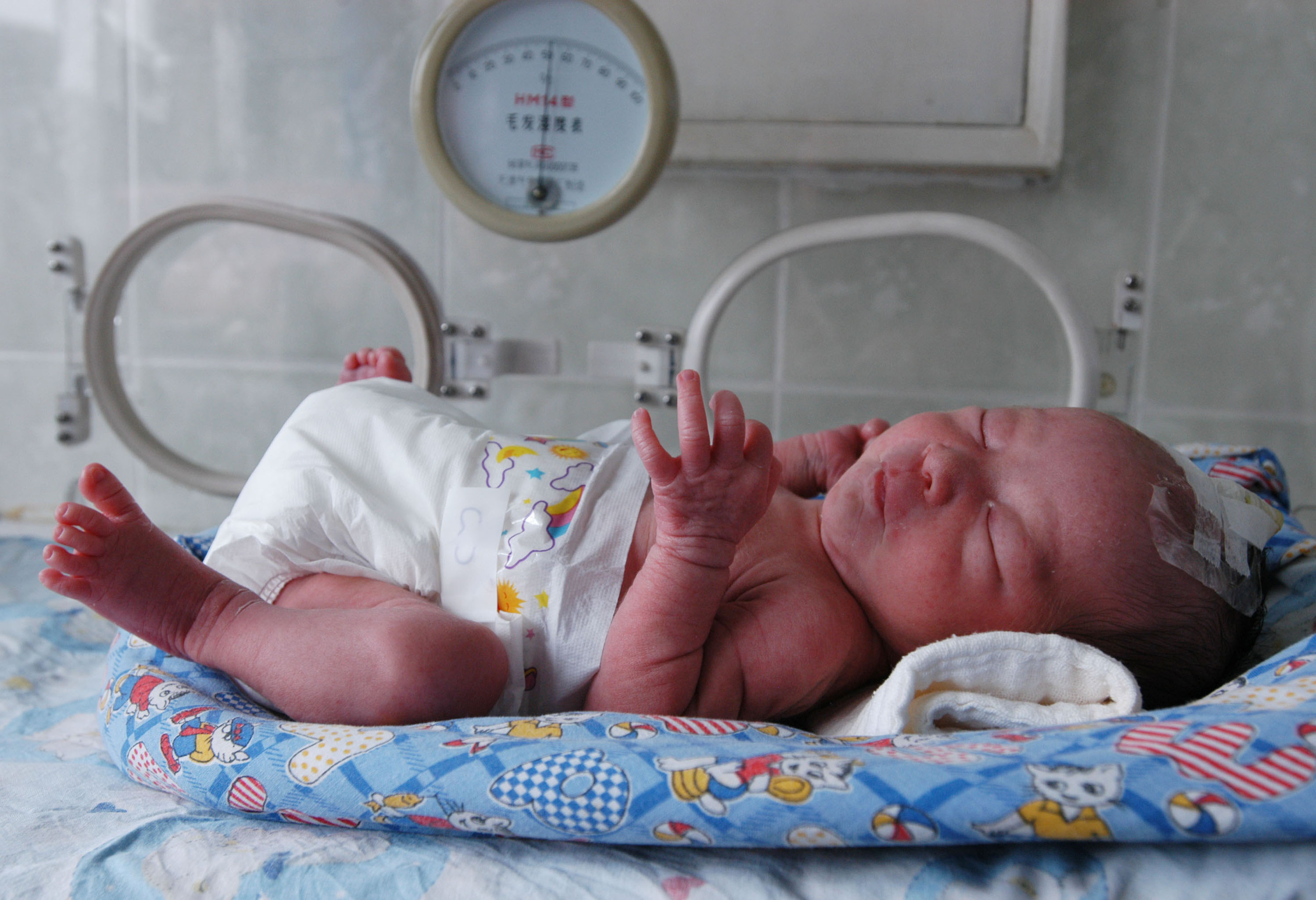 Ребенок родился в 6 месяцев. Рождение недоношенных детей. Недоношенный новорожденный. Семимесячный ребенок родился.
