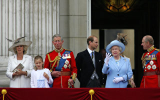英女王與卡米拉一起閱兵