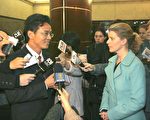 澳洲参议员娜塔莎和陈用林一起见了媒体(大纪元)