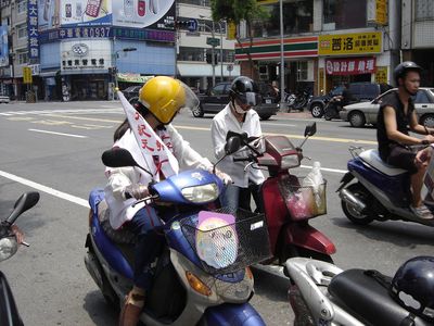 响应“7.1全球退党日”高雄车队游行,引起民众热烈回响,机车骑士纷纷靠着游行车队询问相关细节。 响应“7.1全球退党日”高雄车队游行,引起民众热烈回响,机车骑士纷纷靠着游行车队询问相关细节。