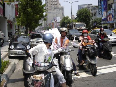 响应“7.1全球退党日”高雄车队游行,机车骑士转身索取《九评》。 响应“7.1全球退党日”高雄车队游行,机车骑士转身索取《九评》。