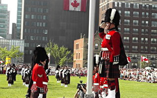 加拿大国庆日 首面枫叶旗返故里