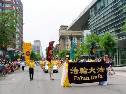加拿大国庆日法轮功学员参加蒙城庆祝游行