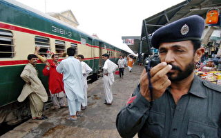 巴基斯坦三列火车相撞 150多人死亡