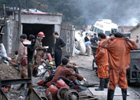 7月19日陕西铜川煤矿爆炸后救护队员准备下井 (法新社照片)
