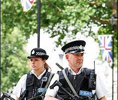 英国警方根据反恐怖法 逮捕六名爆炸案嫌犯