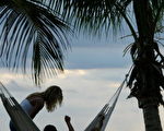 迈阿密海边，日光节约时间在十月最后一个星期天结束 (Getty Images 2002-10-22)