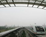 上海磁（悬）浮列车曾经在大陆轰动一时，然而今天﹐即使采取降低票价、打折等优待，仍无法留住人气。( 6月7日拍于上海Getty images)