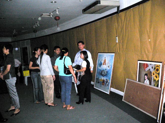 學員被迫終止畫展,收拾離開(明慧網)