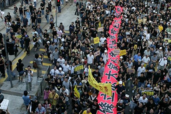图为2003年七月一日，香港超过50万民众涌上街头，要求中共停止在港推行23条立法。之后，中共被迫宣布23条立法搁置。法新社图片。<br /><figcaption class=
