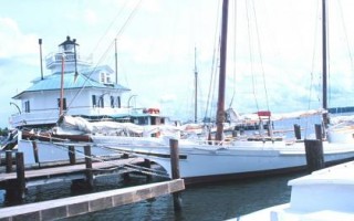 聖麥可鎮的切薩皮克灣海洋博物館陳列的船以及胡伯‧史崔特燈塔。（圖片提供﹕William Folsom, NOAA）