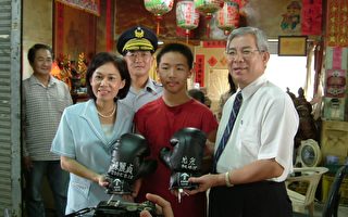 台行政院嘉勉见义勇为的李鸿汶同学