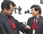 2003年1月南京的律師們在試穿新制服。法新社照片