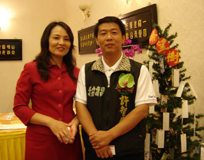 高雄縣議員許智傑(右)與本報南區分社公關副總陳曉薇(左)合影。(大紀元) 高雄縣議員許智傑(右)與本報南區分社公關副總陳曉薇(左)合影。(大紀元)