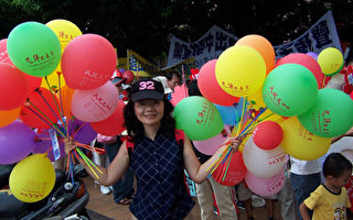 组图5：台湾万人游行 声援400万退党