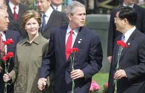 2005年5月9日，各國領導人在俄羅斯莫斯科參加二戰勝利60周年慶典，在克林姆宮附近給士兵墳墓獻花時，布什夫婦(左)和胡錦濤在一塊。(AFP/Getty Images)