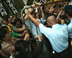組圖1：香港民間團體向曾慶紅抗議