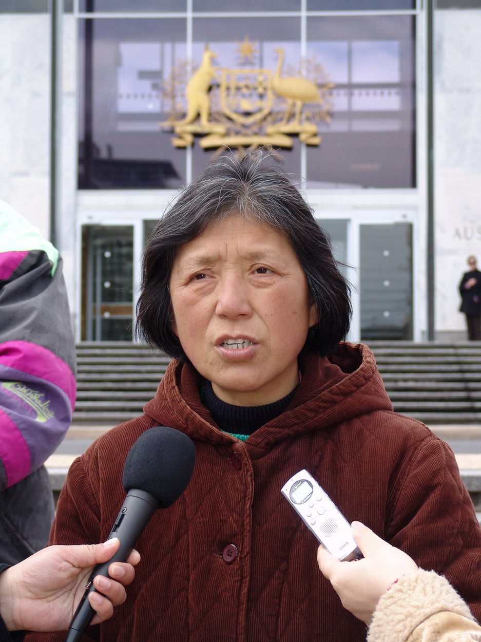3、汪淑茹(60岁):“我们是为了维护正义。希望法院能做出公正的裁决。”