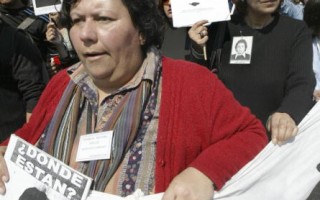 智利前獨裁者屠殺異議分子案，受害者家屬手舉照片抗議 (AFP/Getty Images 2005-9-11)