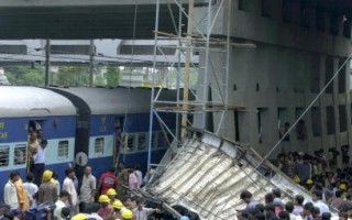 组图：印度发生严重车祸 7死