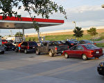 周六下午，休斯顿部分加油站已开始供应汽油，但需排队，有的加油站有警察巡视。（大纪元）