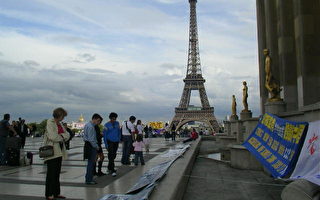 巴黎人權廣場的退黨活動