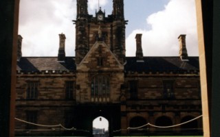 悉尼大學四方庭院（the Quadrangle）裡的景致（大紀元攝影）。