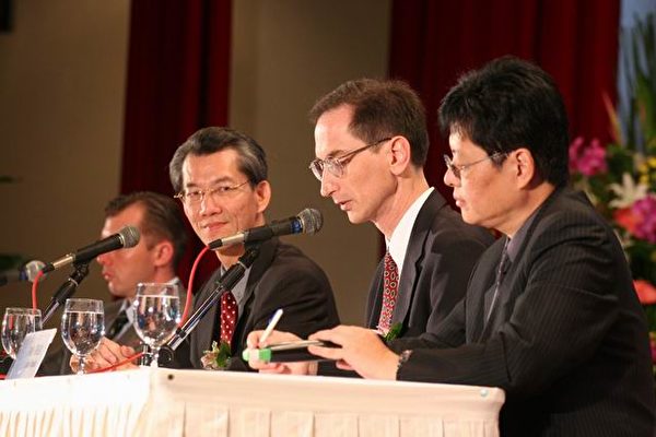 上半場由明居正教授主持。(大紀元) 上半場由明居正教授主持。(大紀元)