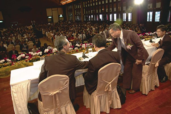 下半場由台大經濟系教授張清溪主持。(大紀元) 下半場由台大經濟系教授張清溪主持。(大紀元)