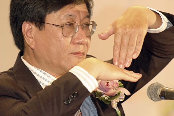 中國問題專家程曉農指出,中國的經濟發展後,社會階層呈倒T字型。(大紀元) 中國問題專家程曉農指出,中國的經濟發展後,社會階層呈倒T字型。(大紀元)