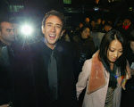 尼可拉斯凯吉Nicolas Cage (左) and妻子 Alice Kim 2004年12月在韩国首尔/Getty Images